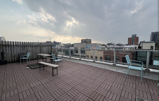782 HART ST