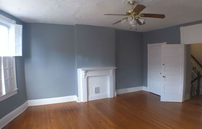 2 beds, 1 bath, $1,350, Unit Unit 2