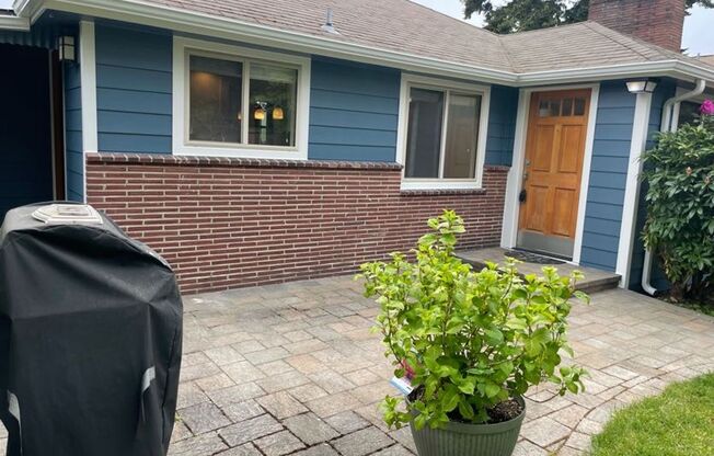 Beautifully remodeled home within minutes to Golden Garden and Shilshole Marina