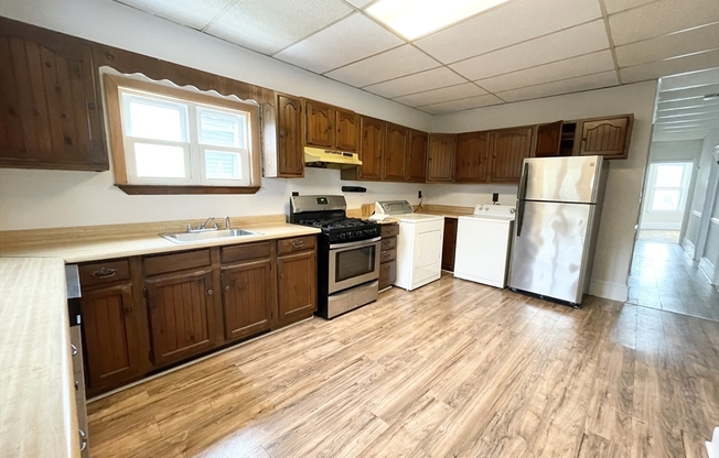 4 beds, 1 bath, $3,600, Unit 3