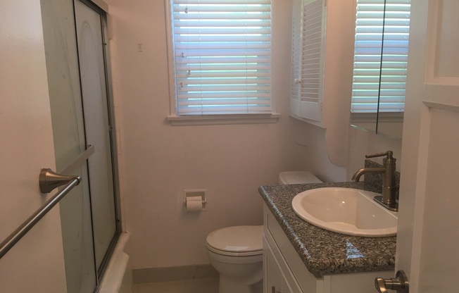 3 beds, 1 bath, 1,065 sqft, $2,600