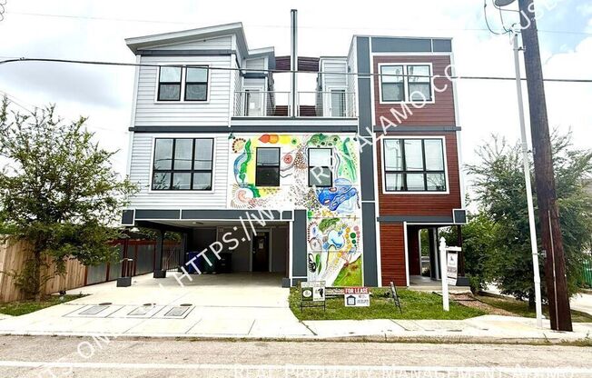 225 S PINE ST