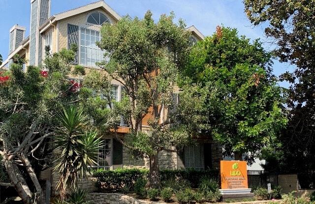 Courtyard With Property Signage at 3615 Watseka Ave, California