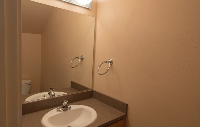 2 beds, 1.5 baths, 850 sqft, $1,700, Unit 28