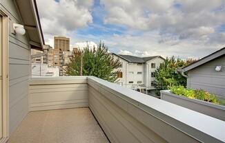 3 bed/2.5 bath U-District Townhome