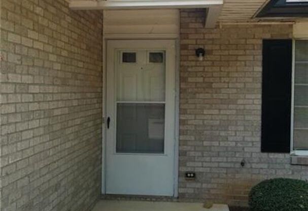 2 bed/2 bath end unit in Gainesville
