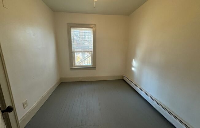 2 beds, 1 bath, $1,300, Unit 3