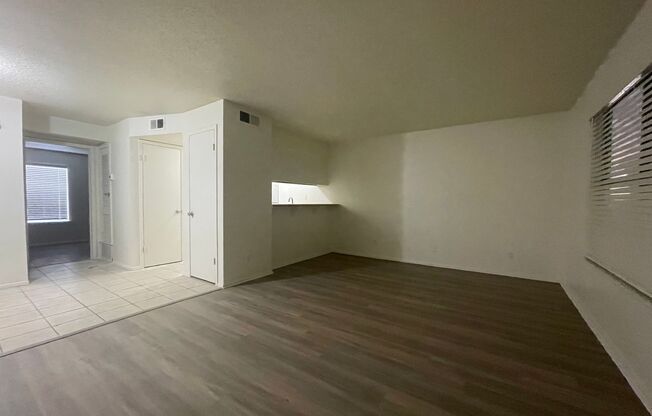 1 bed, 1 bath, 700 sqft, $995, Unit LAW11-121