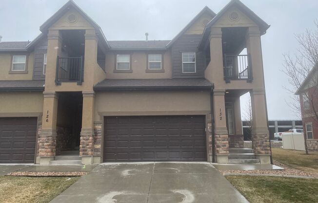 Huge End-Unit Townhouse in Saratoga Springs!