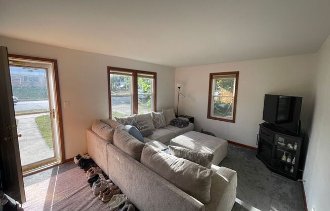 2 beds, 1 bath, $1,295