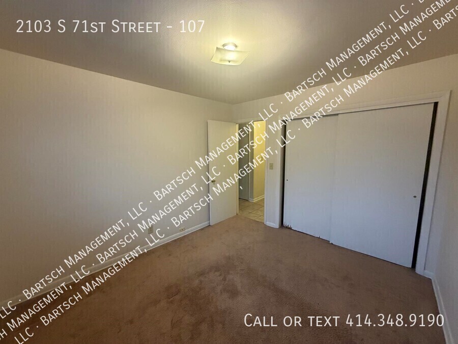 2103 S 71 ST