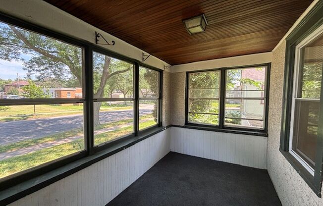 Charming 2+ Bedroom Single Family on a great St Paul street!!