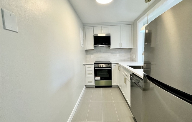 2 beds, 1 bath, 884 sqft, $2,675, Unit 40