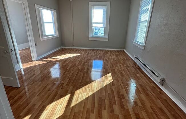 1 bed, 1 bath, $1,100, Unit 2nd Floor