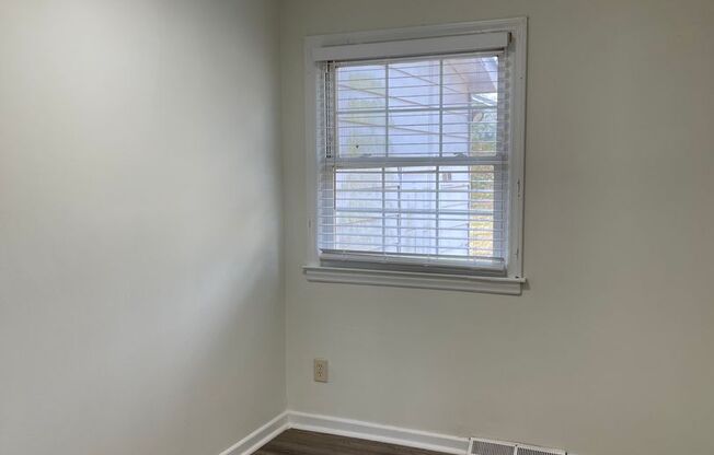 Available Now! 3 Bed/1 Bath in Enderly Park!