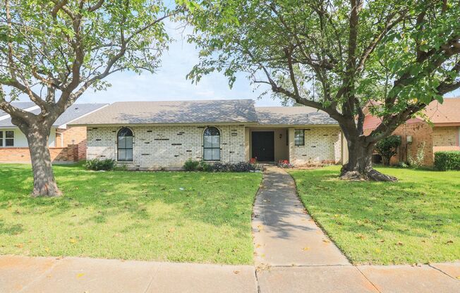 Beautifully crafted 3-2-2 home in the Garland area!