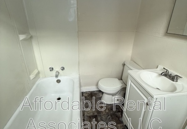 1643 S 7 ST