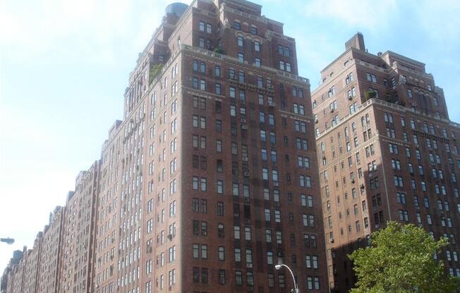 410 W 24 ST
