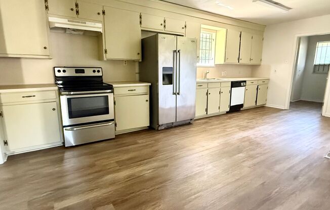 Charming 3 Bedroom 2 Bath House located in South Baton Rouge!!!