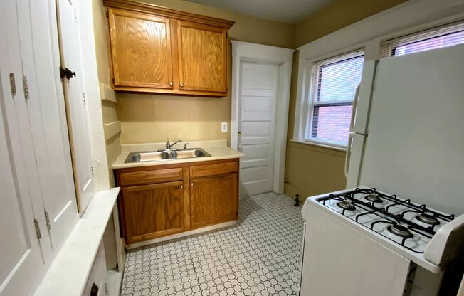 2 beds, 1 bath, $1,295, Unit Apt 4