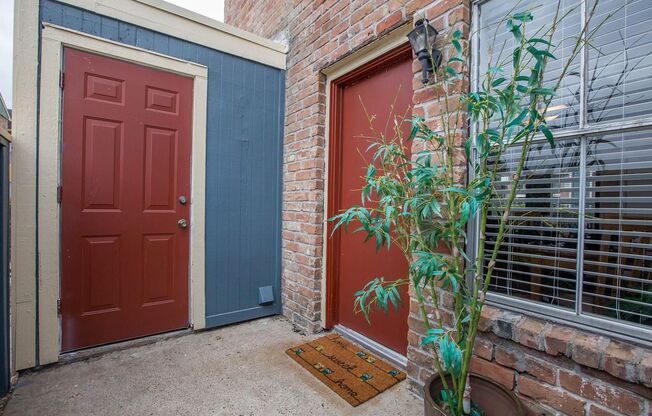 1 bed, 1.5 baths, 711 sqft, $939