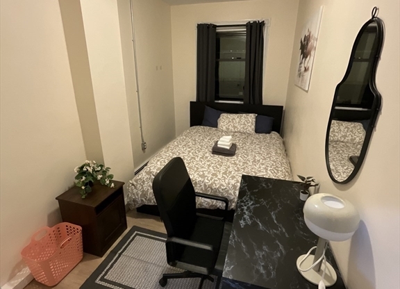 3 beds, 1 bath, 1,100 sqft, $4,700, Unit 3