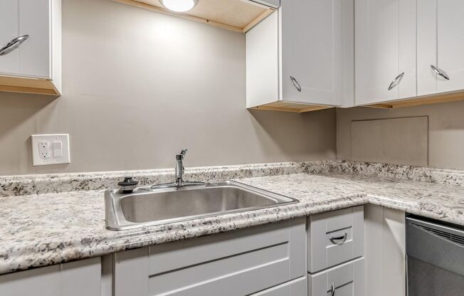 1 bed, 1 bath, 660 sqft, $815, Unit The Elms by ONYX #6
