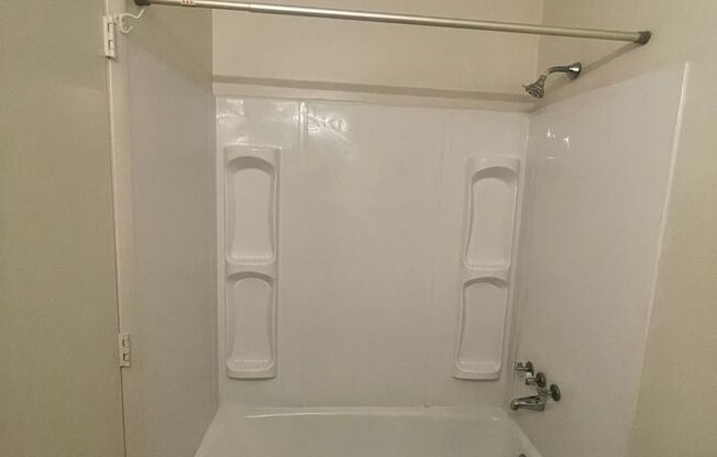 1402-M Gorman St. 1 Bedroom / 1 Bathroom ~ Walk to NCSU & on Wolfline ~