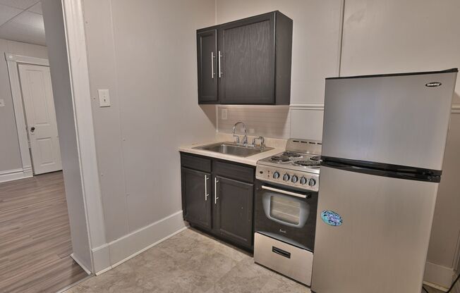 1 bed, 1 bath, 300 sqft, $985, Unit Apt 4
