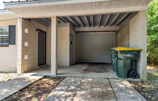 Energy efficient mid-century modern block home in heart of Ft Walton Beach!!