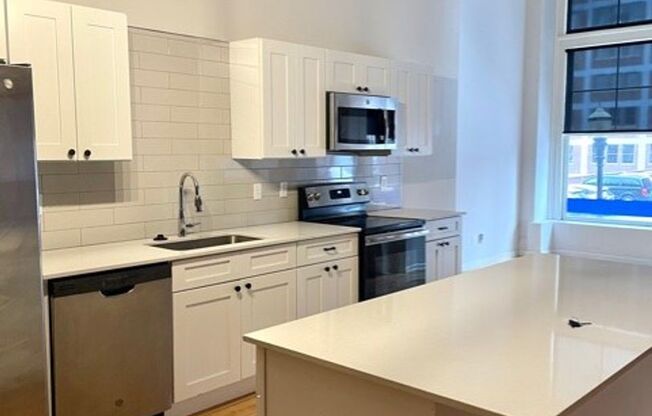 Studio, 1 bath, 982 sqft, $1,550, Unit 111
