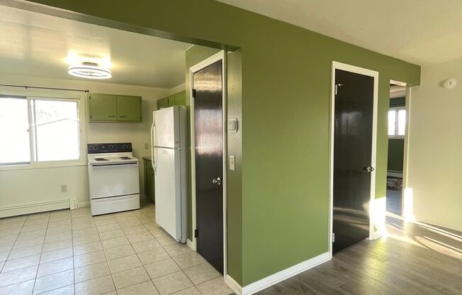 2 beds, 1 bath, $1,100, Unit 06