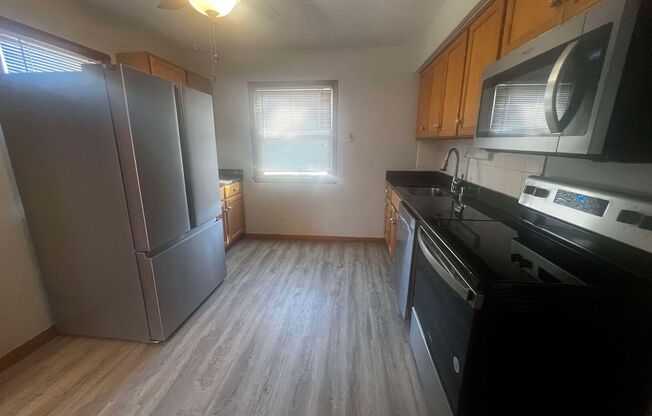 Large 3BR Single Family in St. Francis!!