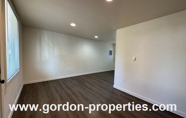 SE Arista Dr - 2 bedroom unit in the heart of Oak Grove