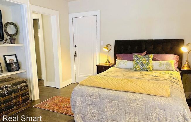522-530 Gladstone Blvd