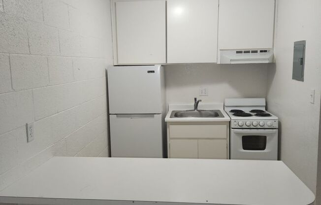 Studio, 1 bath, 375 sqft, $965, Unit 28