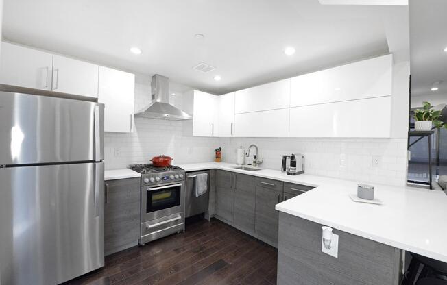 2 beds, 1 bath, 950 sqft, $3,660, Unit 406