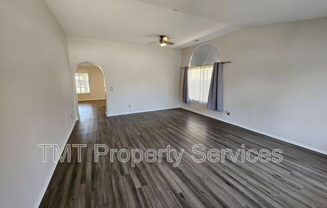 3533 DES MOINES DR