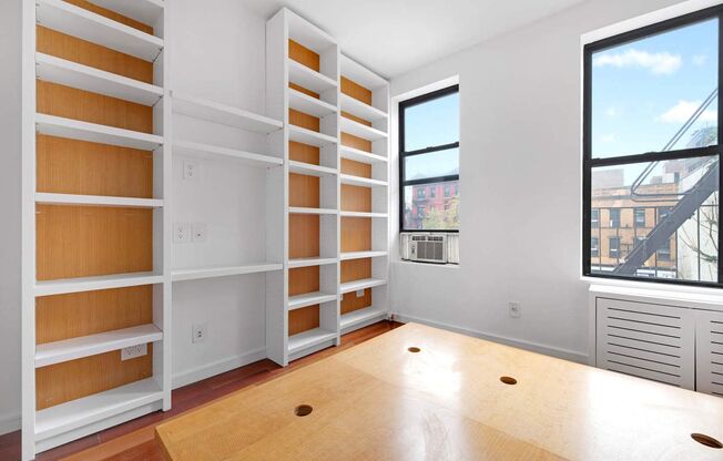 225 W 10 ST