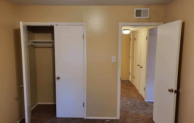 1 bed, 1 bath, 450 sqft, $800, Unit 820 Hot Springs Ave Apt B