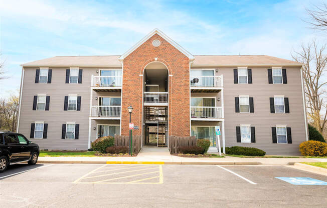 exterior view at the whispering winds apartments in pearland, tx