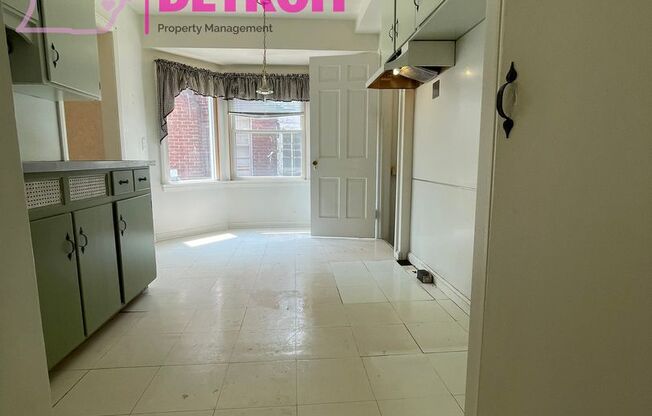 3 BEDROOM 1 BATH BUNGALOW FREE PRE-SCREEN