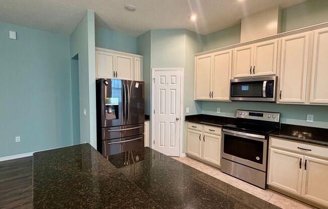 3-bedroom 2-bath home in the heart of Winter Garden AVAILABLE NOW!!