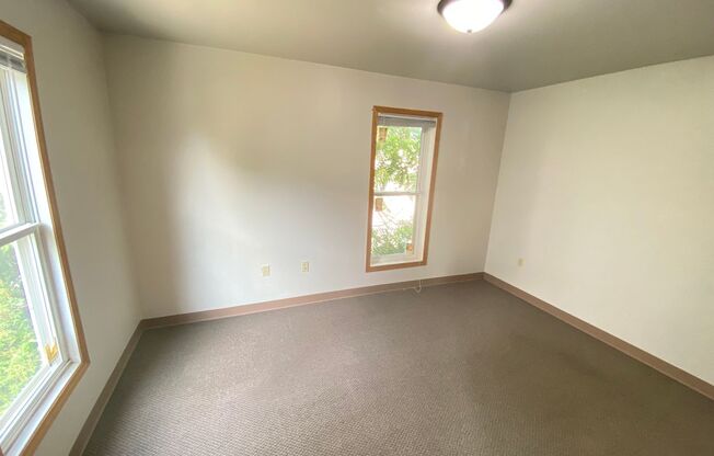 3 beds, 1 bath, 1,000 sqft, $1,200, Unit Apt 2