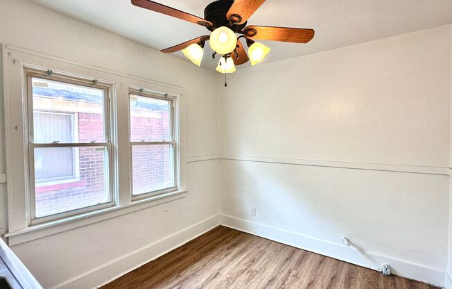 4 beds, 1 bath, $1,000, Unit 3279 Calvert St - Upper