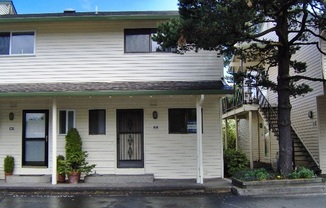 Charming Townhouse Near the Water! Water Sewer and Garbage Included!