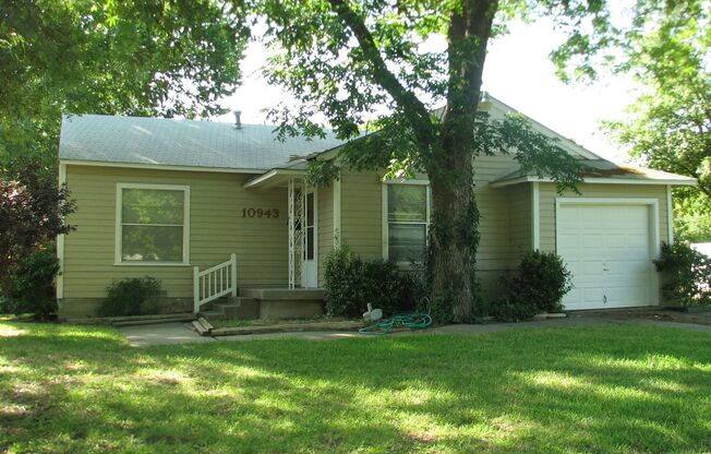 2 Bedroom, 1 Bath House in Casa View!