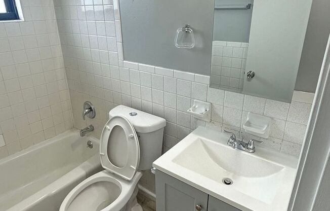 3 beds, 1 bath, 1,000 sqft, $1,250, Unit 5810-200