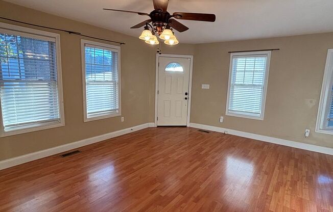 Freshly Renovated Dollhouse in Maryville!!