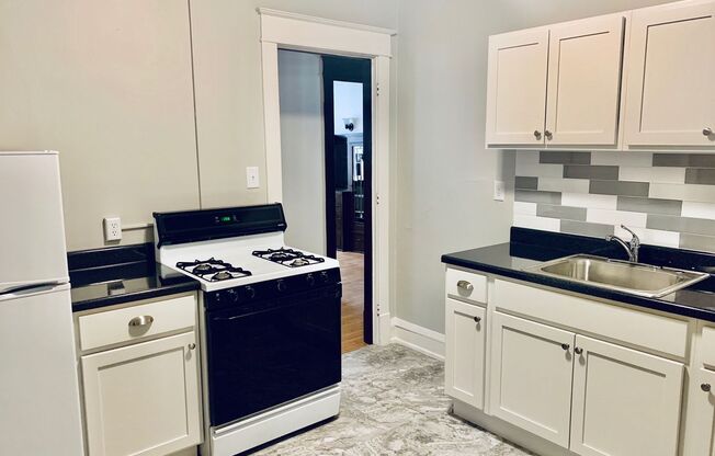 2 beds, 1 bath, 935 sqft, $1,525, Unit 3059 N Maryland Ave R, Milwaukee, WI 53211